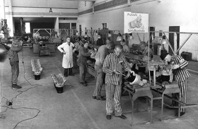 BMW gyárban dolgozó koncentrációs táborlakók 1943-ban, Münchenben.