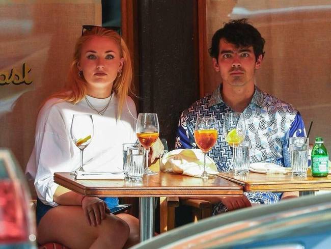 Sophie Turner és Joe Jonas még pózoltak is.