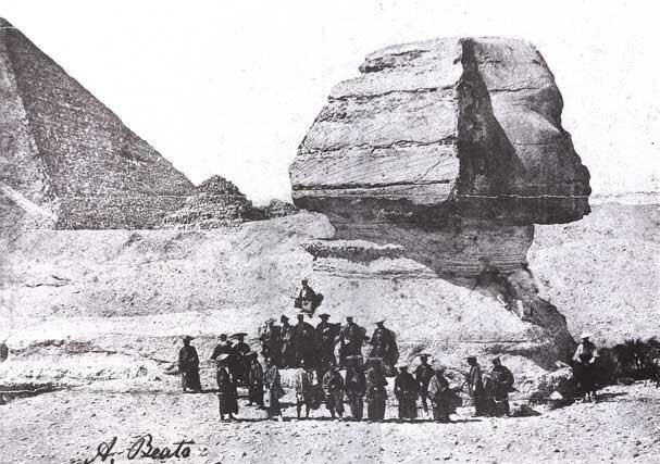 Egy csapat japán szamuráj meglátogatja a Szfinxet, 1864-ben.