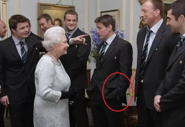 Miért tartja sok ír férfi szándékosan a zsebében a kezét, amikor találkozik a brit királyi családdal?