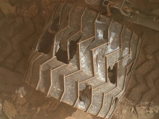 Mik ezek a furcsa kopásnyomok a Curiosity marsjáró kerekein, mikor alig 31 kilométert tett meg