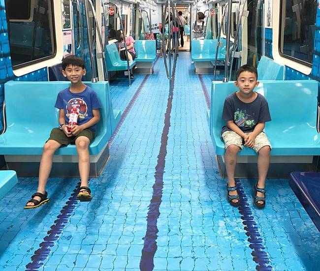 Úszómedence témájú metrókocsi Dél-Koreában.