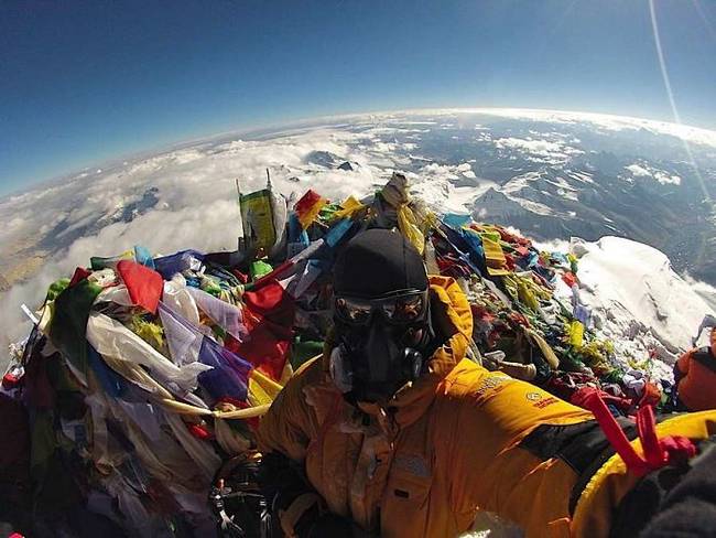 Így néz ki a Csomolungma (Mount Everest) teteje a hegymászók által ott hagyott zászlók és szemét miatt.