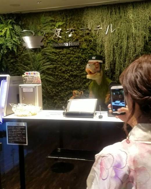 Hotel, ahol robot-dinoszaurusz a recepciós.