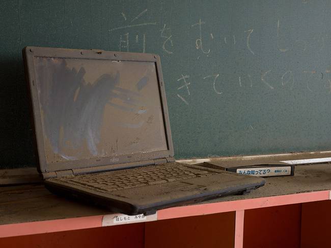 Egyes nyomok, mint például az évek óta porosodó laptop letörölt kijelzője mégis arról árulkodik, hogy a fokozott védelem és életveszély ellenére, mégiscsak jártak emberek a vörös zónában.