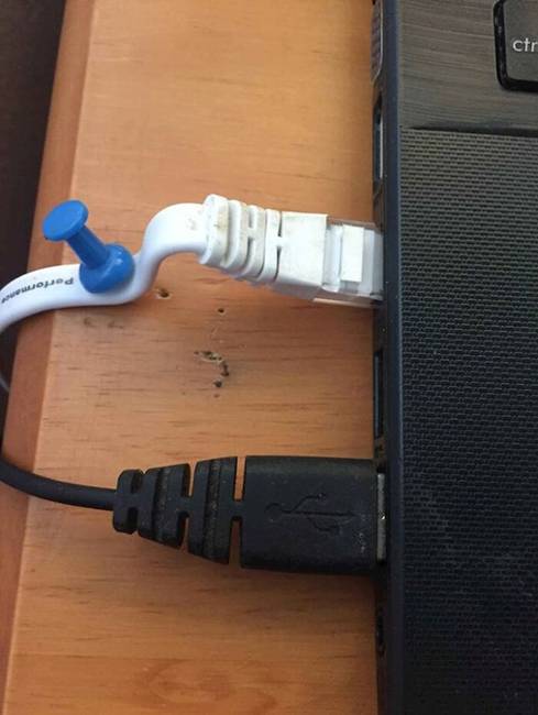 „Anyám megunta, hogy az internetkábel folyamatosan lecsúszik az asztal mellé ... ez a megoldása rá."