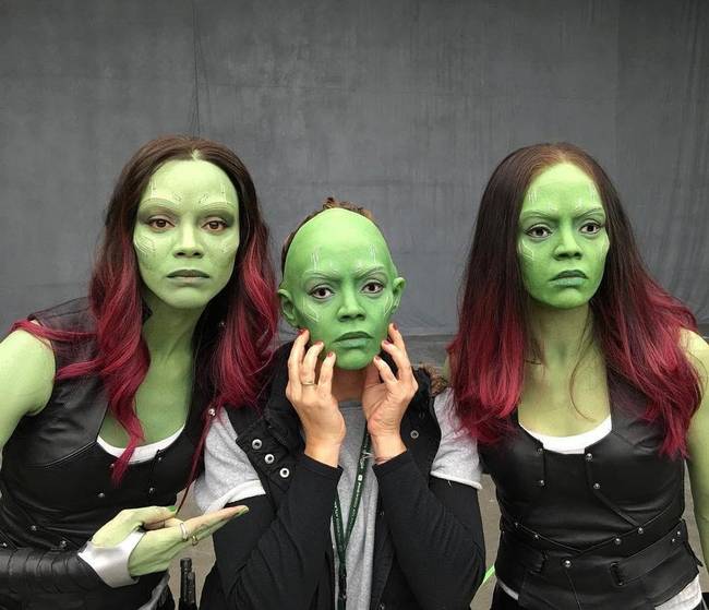 Zoe Saldana és dublőrjei Gamora maszkot próbálgatnak a Galaxis őrzői forgatása előtt.