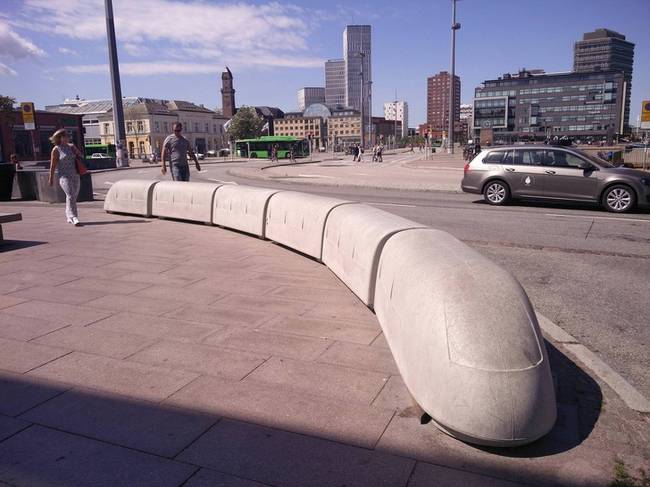 Ezen a svédországi vasútállomáson a beton elkerítő elemek is vonat-alakúak.