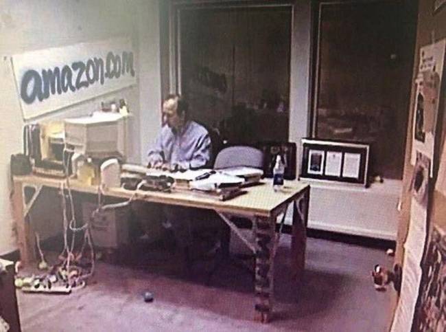 A világ leggazdagabb emberének, Jeff Bezos-nak az irodája, 1999-ben.