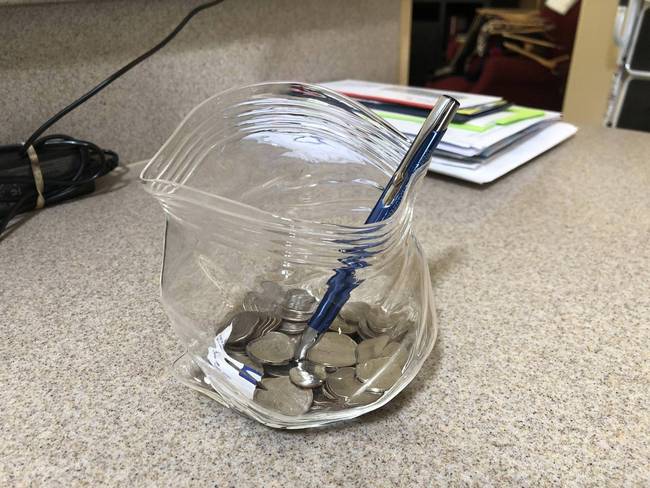 Egy üveg, ami épp úgy néz ki, mint egy visszazárható műanyag zacskó.