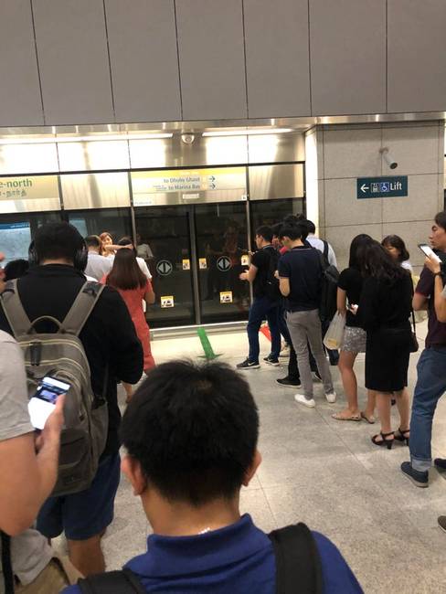 Ilyen rendezett sorokban állnak a metróra várakozó emberek csúcsforgalom idején.