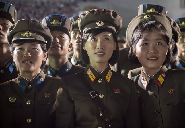 Észak-Koreában a nők 3 évig, a férfiak 10 évig szolgálnak a hadseregben.