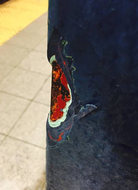 Itt megszámolhatod, hogy hány festékréteget látott ez a New York-i metróoszlop az évek során.