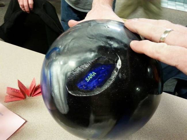 Ez a bowling golyó pedig egy régi bowling golyóból készült.
