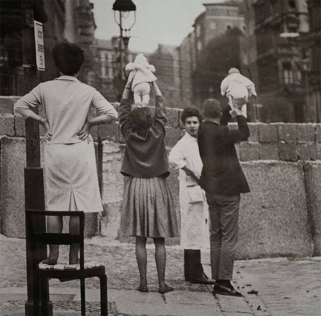 A nyugat-berlini lakosok a Kelet-Berlinben lakó nagyszüleiknek mutatják az újszülött gyermekeiket. 1960.