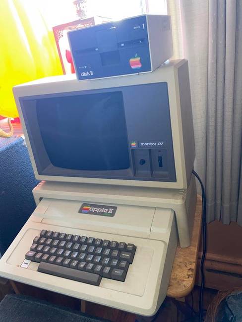 „Egy régi Apple számítógép, amit anyám barátja talált pincetakarítás közben."