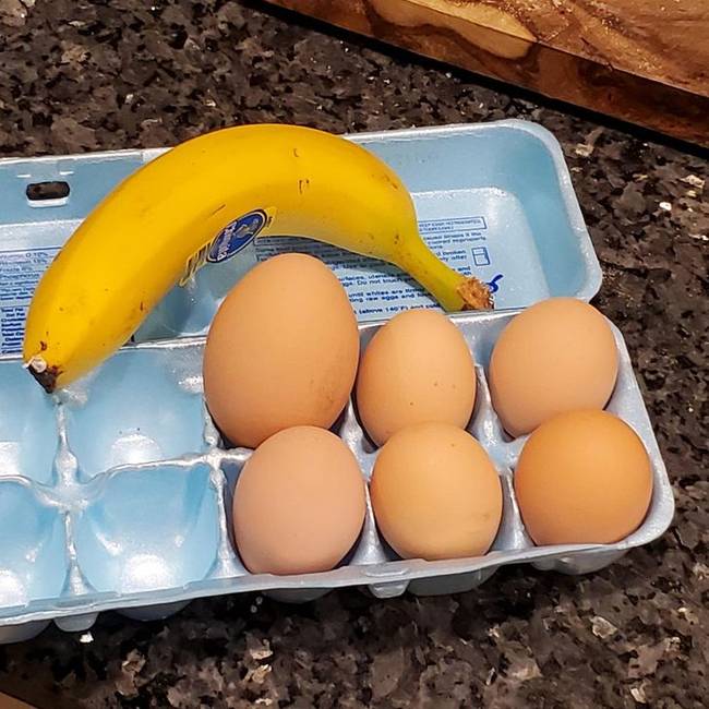 „Az egyik csirkém egy szörnyeteg méretű tojást rakott. A banán csak a viszonyítás végett."