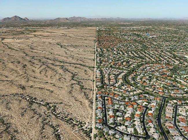 Mielőtt és miután a sivatag egy külvárossá változik. (Arizona)