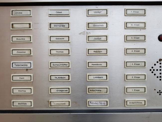 A kaputelefonokra és a postaládákra csak a lakók vezetéknevét írják fel.
