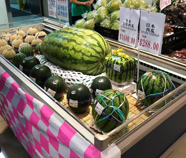 A szupermarketekben a négyszögletes dinnyétől kezdve az óriás görögdinnyékig bármit kaphatunk.