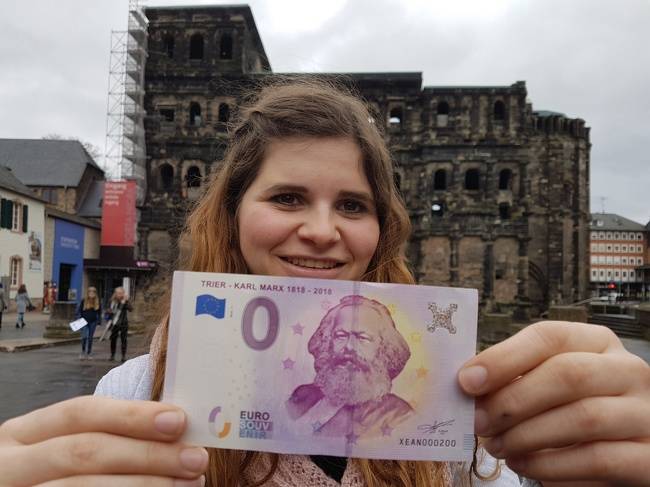 Karl Marx filozófus születésének 200. évfordulója alkalmából kibocsájtott, limitált számú 0 eurós bankjegy. Csak ötezer darab készült belőle összesen.