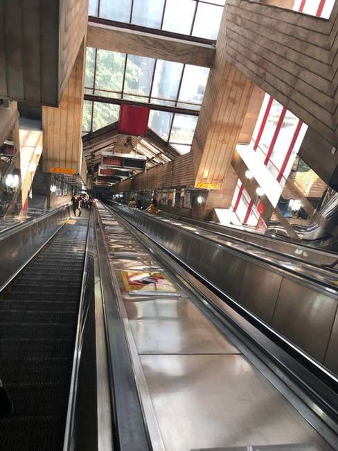Nagyon hosszú mozgólépcső az egyik csungkingi (Kína) metróállomáson.