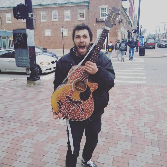 Ez a hajléktalan zenész egy új gitárt kapott az egyik járókelőtől.