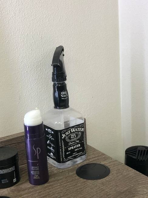 Whiskey-s üveg ihlette fodrász spray.