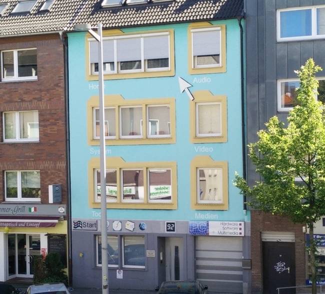 Ennek a számítógépjavító cégnek az épületének Windows-stílusban festették le a homlokzatát.