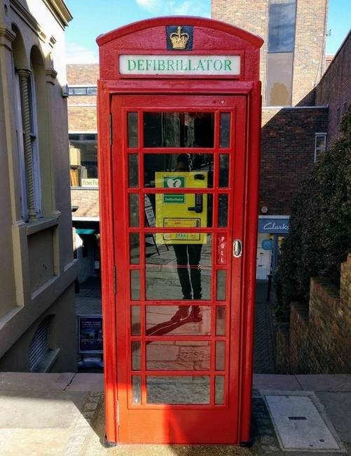 Angliában a régi ikonikus telefonfülkékből defibrillátor-állomásokat készítettek.
