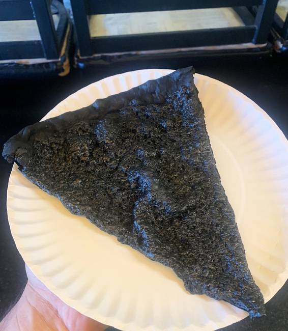 Ez történik egy pizzával, ha 260 °C-on sütjük, 8 órán keresztül.