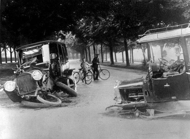 Ritka fotó egy több mint 100 évvel ezelőtti közlekedési balesetről Hollandiában. (1914)