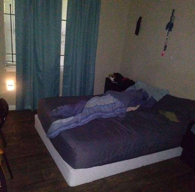 „Ma reggel nem volt időm megágyazni, szóval mikor délután hazaértem és beléptem a szobámba, olyan volt, mintha valaki aludna az ágyamban."