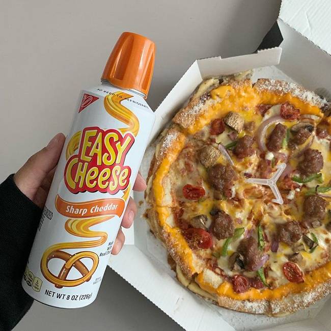 Nincs elég sajt a pizzán? A sajt-spray segítségével ez könnyedén orvosolható.