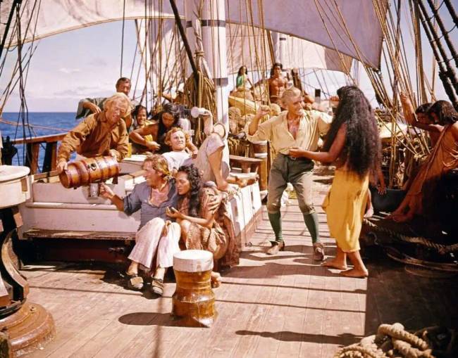 Hogyan került 1 férfi és 10 nő egy lakatlan szigetre, és nemzettek 30 gyereket? A Pitcairn-sziget őrült története