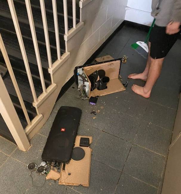 „Egy barátom új hangszórót rendelt 500 dollárért. Amikor jött fel vele a lépcsőn, megbotlott, miközben a hangszórót a feje fölött cipelte."