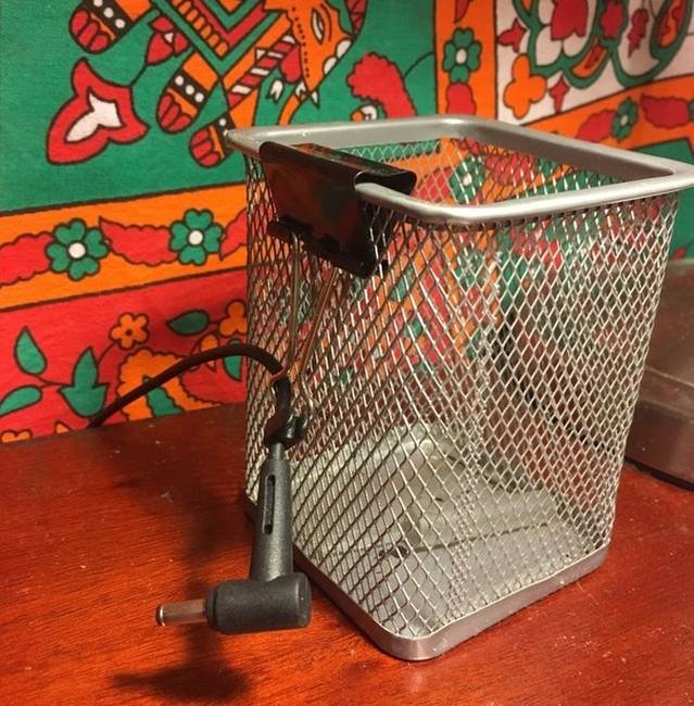 Az irodai dolgozók számára: így sosem csúszik majd be többet az asztal mögé a laptop töltőkábele.
