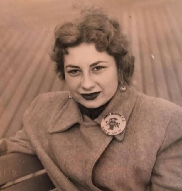 „A nagymamám, amint 1954-ben épp az érettségijét ünnepli.''