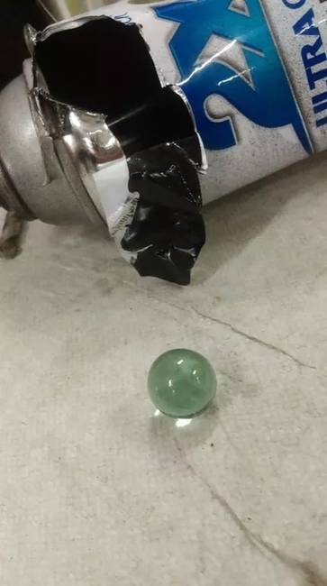 Gondolkodtál már rajta, hogy mi okozza azt a zörgő hangot a festékszóró spray-k belsejében, amikor megrázod őket?! Ezért a hangért gyártók által beléjük rakott márványgolyó a ludas.