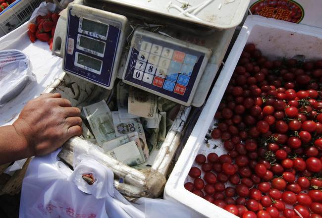 Egyedül a 100 jüanos bankjegyet tekintik igazi papírpénznek, minden kisebb bankjegyre csak aprópénzként tekintenek.