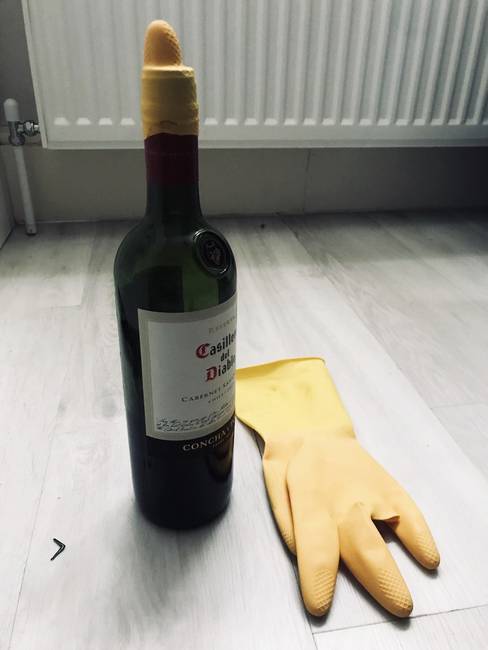 Ha elvesztetted a dugót vagy nem tudod visszanyomni, egy gumikesztyű levágott ujjával könnyen visszazárhatod a palackot.