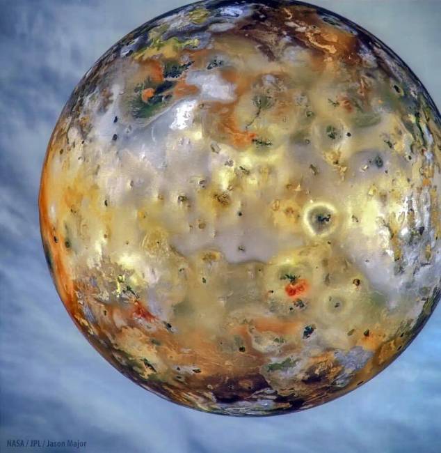 Az Io a Jupiter gázfelhői előtt / NASA