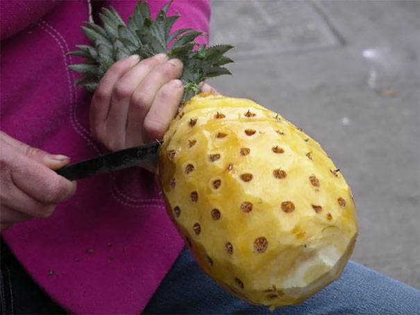 Megpucolt ananász.