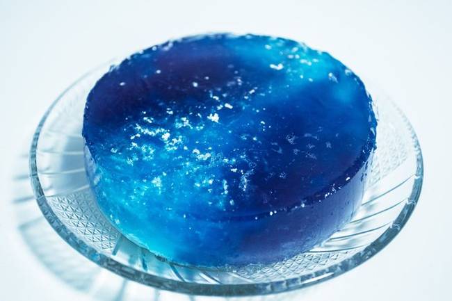 Tejút-témájú zselés torta.