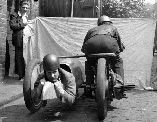 Az egyik korábbi verziója az oldalkocsis motorkerékpárnak.