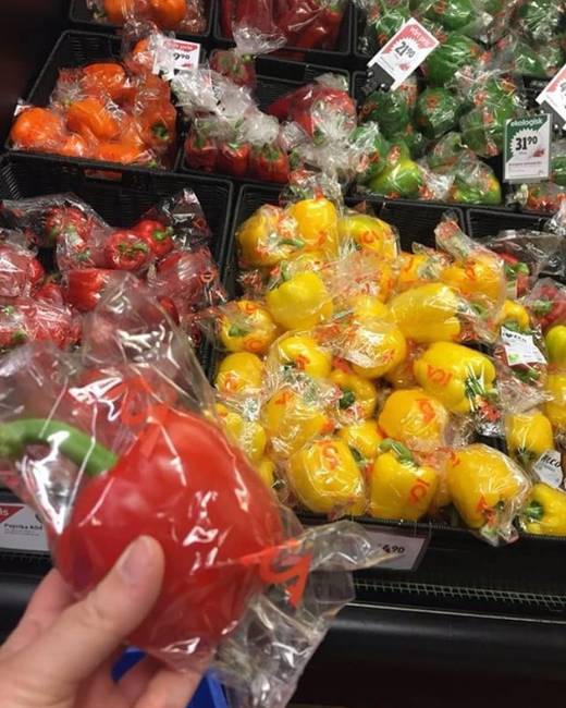 Minden paprika külön csomagolásban.