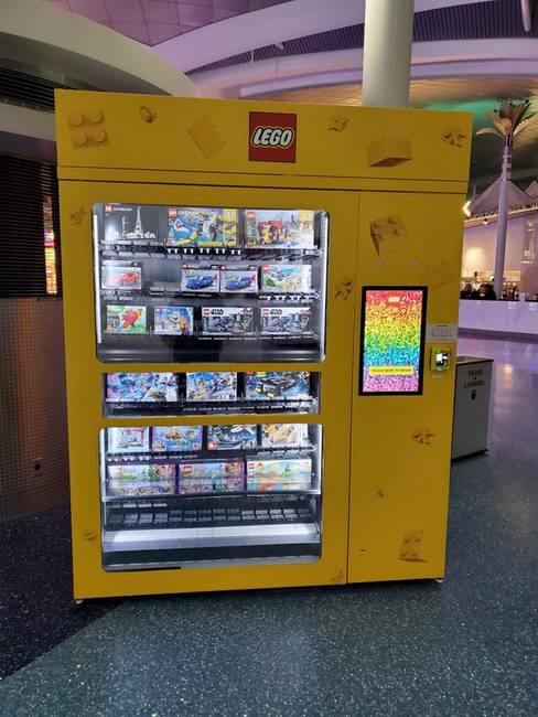 A Las Vegas-i repülőtéren Lego-automaták várják az utasokat.