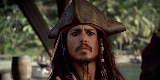 A Karib-tenger kalózai: A Fekete Gyöngy átka című film nagy részében Jack Sparrow egy gumikalapot visel.