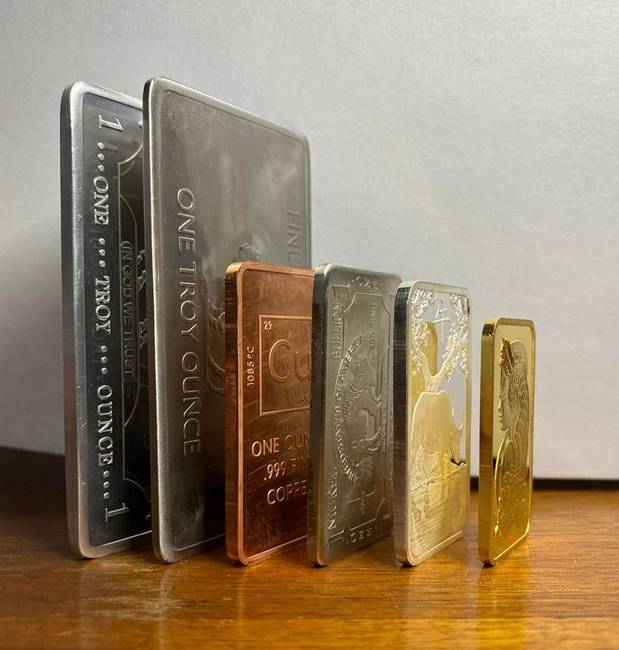 30 gramm alumínium, titán, réz, nikkel, ezüst és arany.