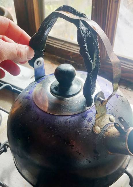 „Kiderült, hogy a vízforralóm füle nem bírja a hőt. Néhány használat után tönkrement."